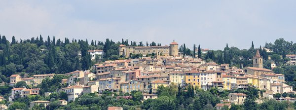 Où peut-on trouver une location en Provence offrant des cours d'aromathérapie et des visites de distilleries de lavande?